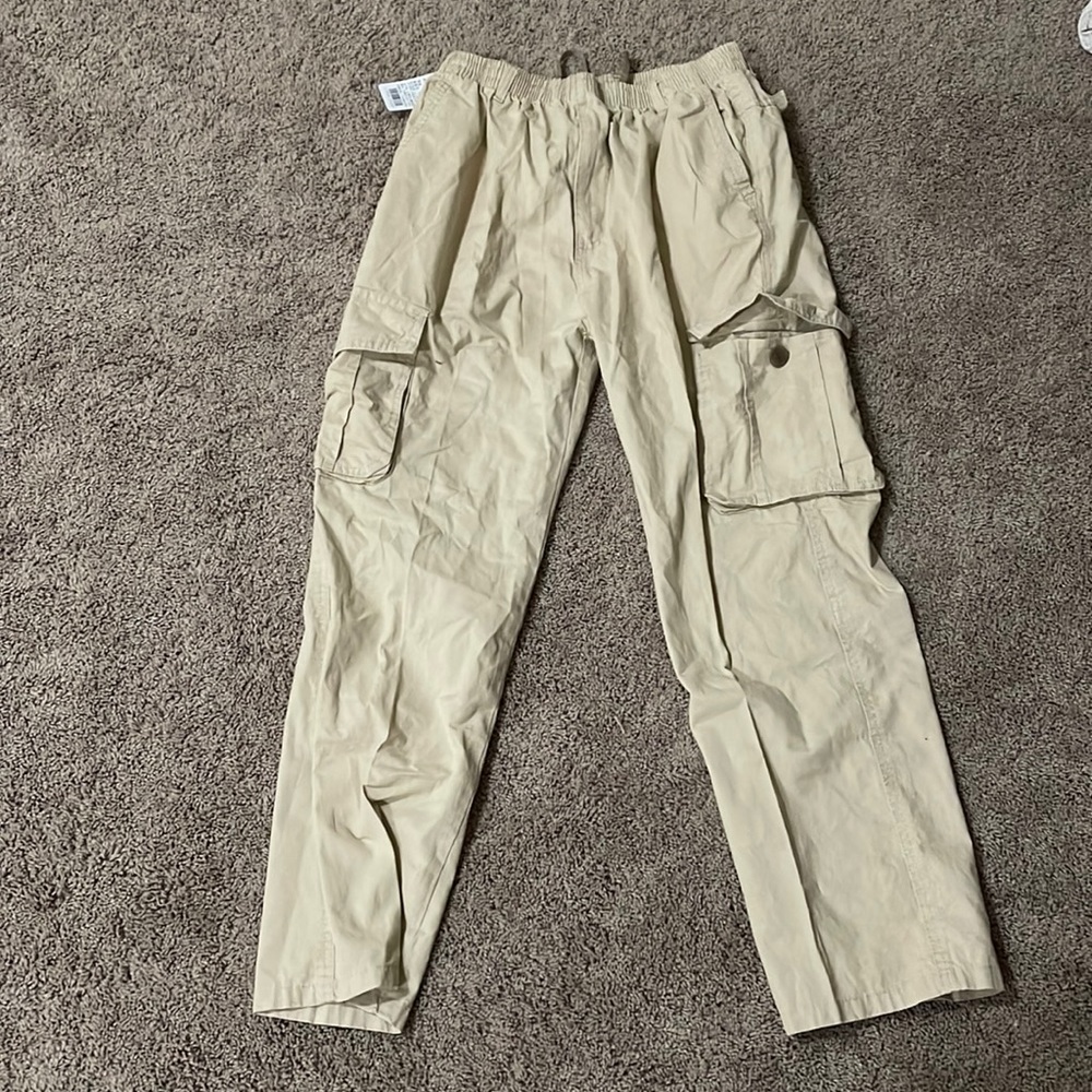 these are cream cargos, never been worn and still has the tag on the pants.